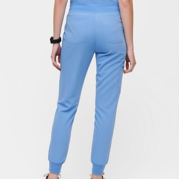 Figs Set Catarina One-Pocket Scrub Top / Zamora Jogger Scrub Pants - Picture 4 of 13